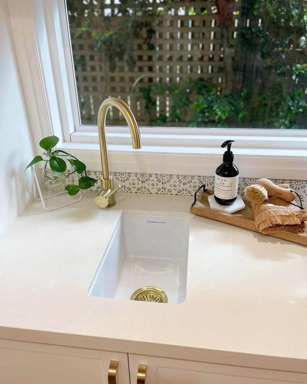 Cuisine 30 x 46 Inset / Undermount Fine Fireclay Gloss White Sink Turner Hastings