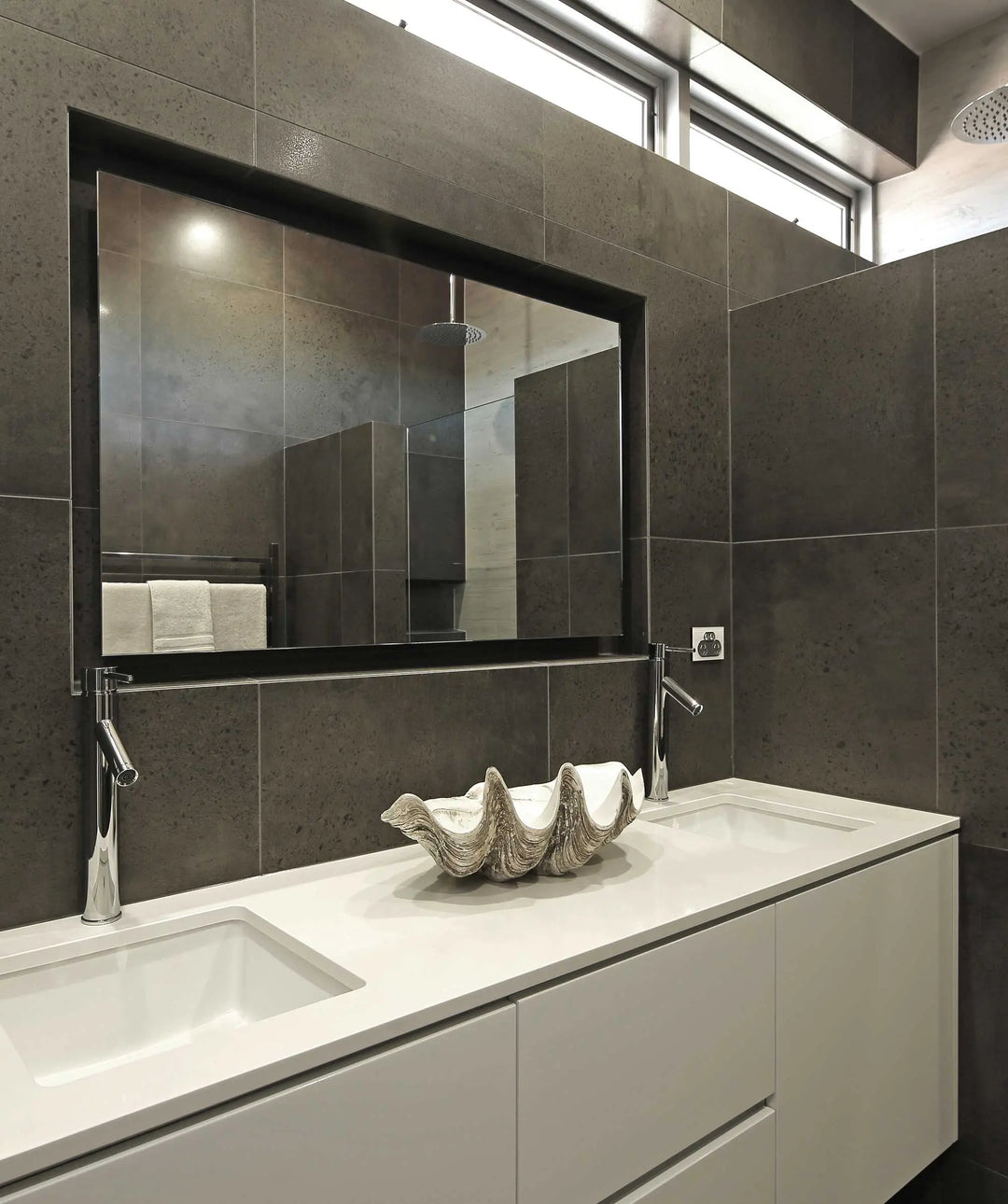 Plati 209 ceramic undermount basin with overflow - White Gloss Seima